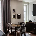 Wide And Bright Two Bedroom Apartment- Via Freguglia